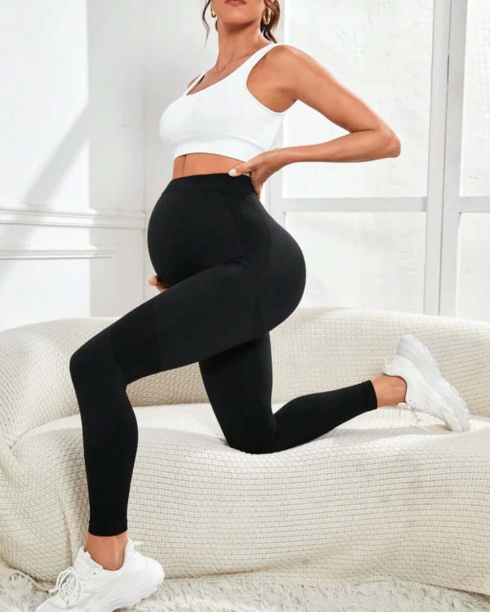 Femme enceinte portant des leggings de maternité ultra confort à taille haute, montrant élégance et confort.