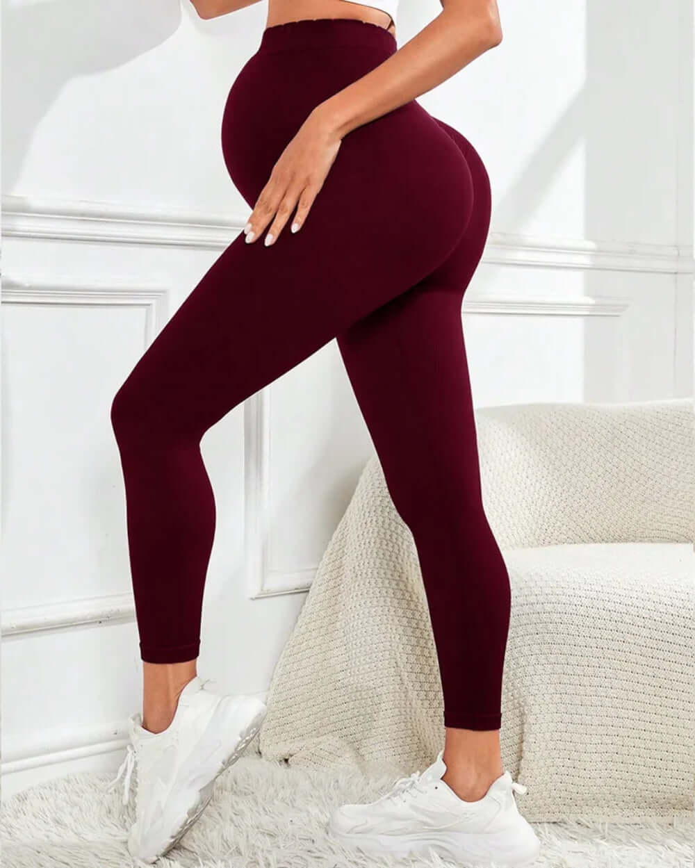 Leggings de Maternité Ultra Confort – Taille Haute, femme enceinte en leggings rouges sur fond blanc.