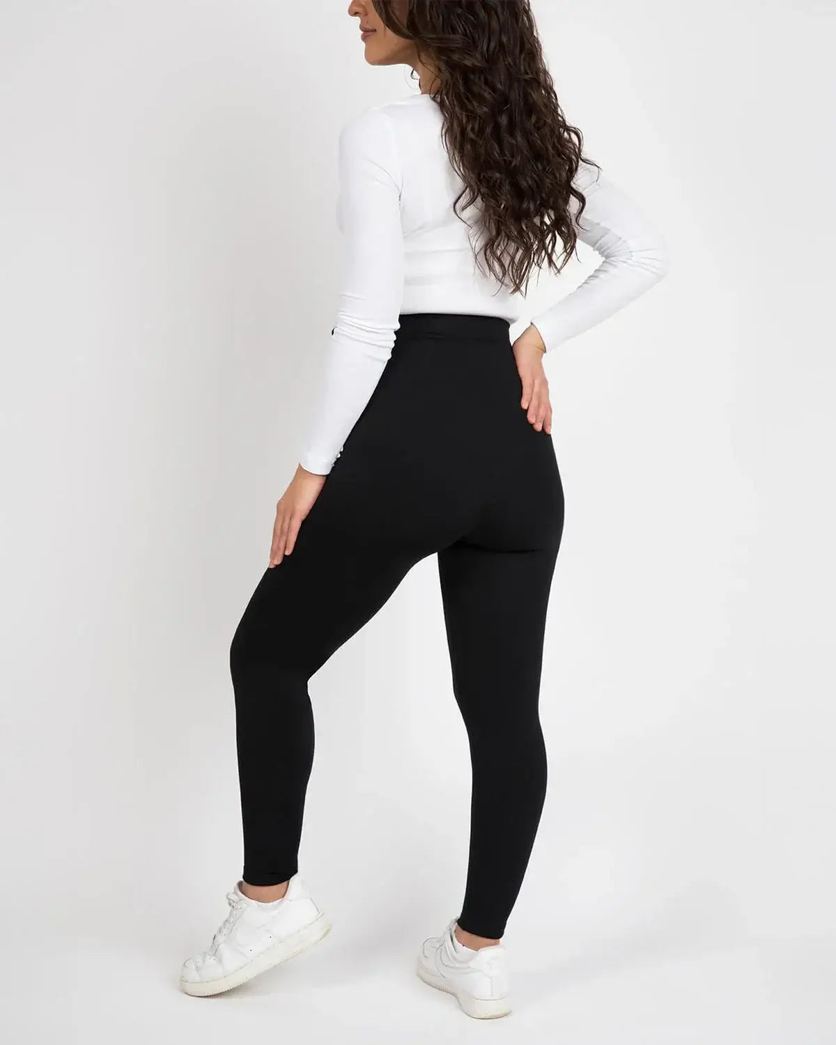 Femme portant un Legging de Grossesse Taille Haute noir, de dos, mettant en avant le confort et le maintien parfait.