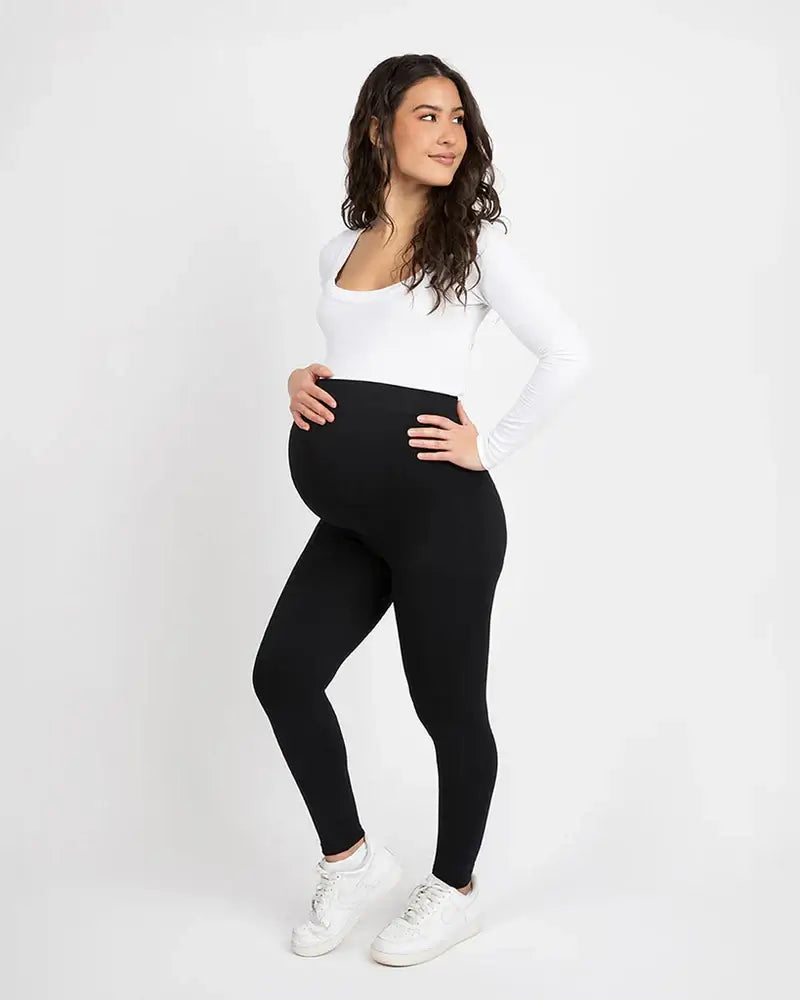Femme enceinte portant Legging de Grossesse Taille Haute, créant une silhouette confortable et élégante.