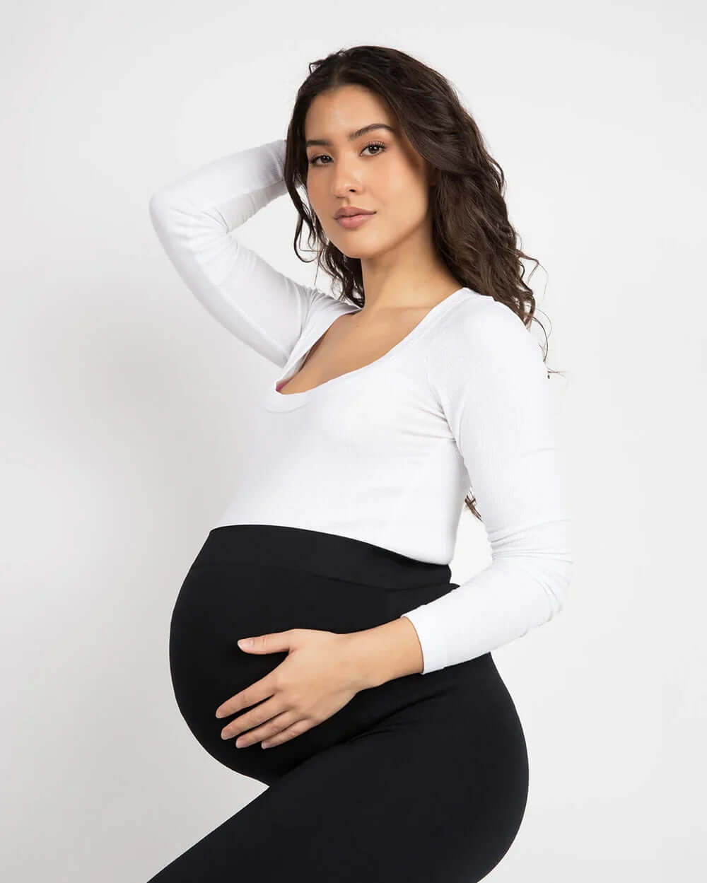 Legging de Grossesse Taille Haute porté par une femme enceinte, mettant en avant le confort et le style.
